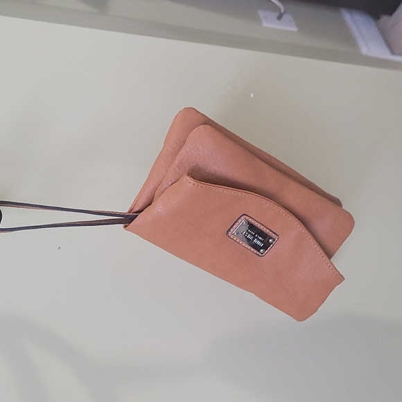 Nine West faux leather crossbody or wristlet clutch - Picture 4 of 6